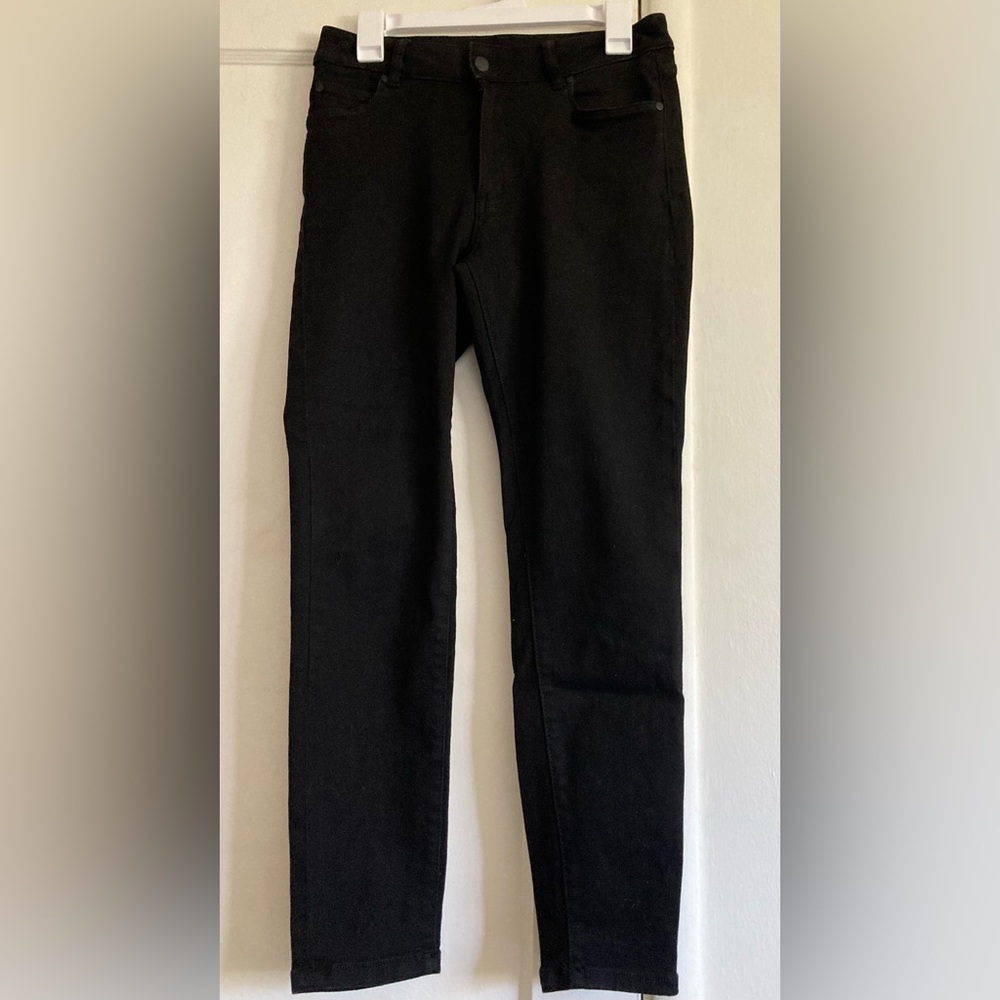 Tahari Black Skinny Jeans Sleek Design